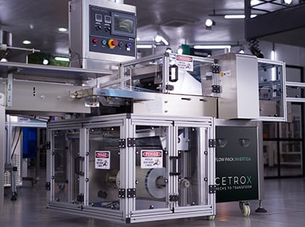 Empacotadora flow pack em linha de produção